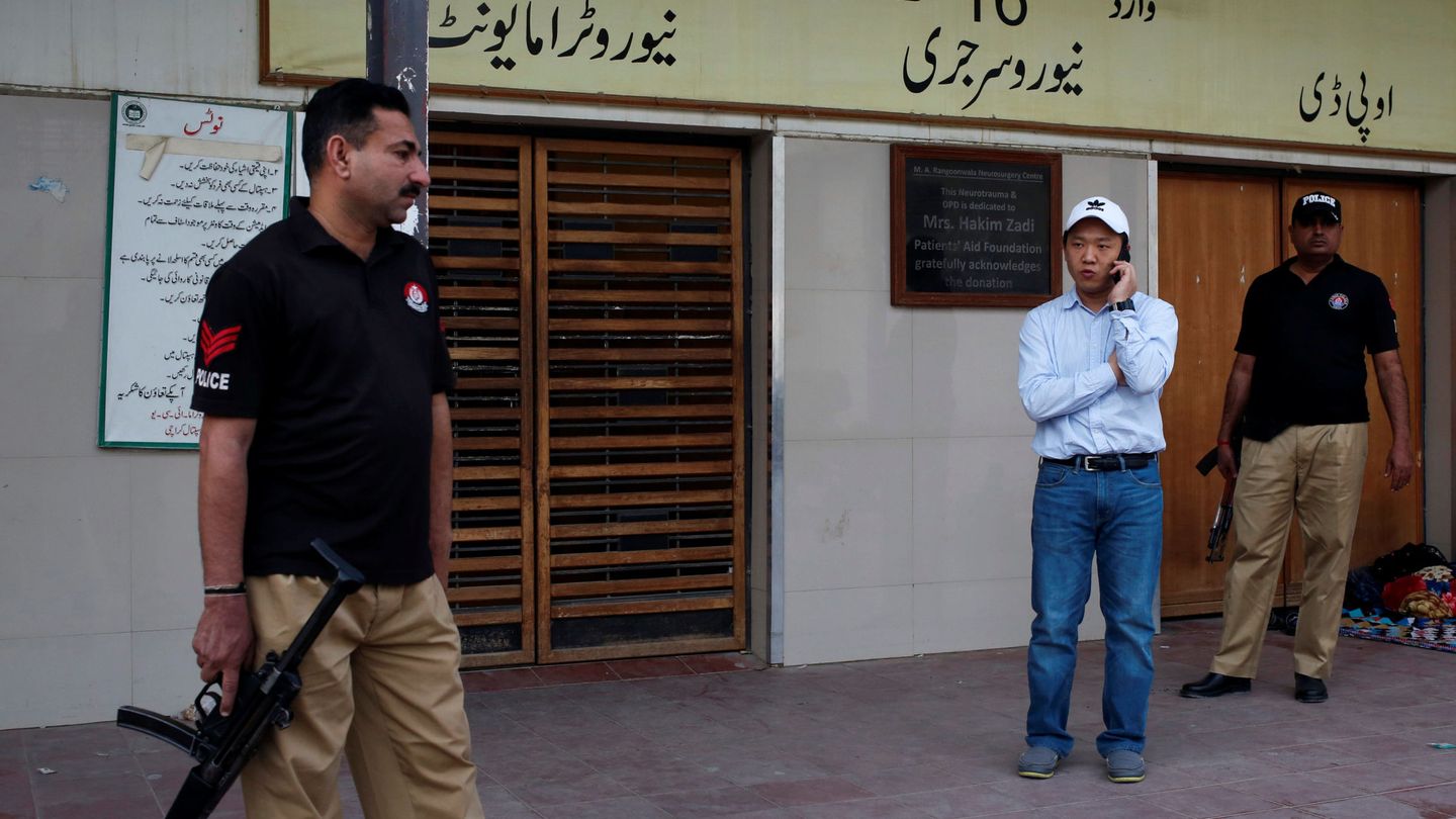 Policías custodian a un trabajador chino tras el asesinato de un compatriota en Karachi, el 5 de febrero de 2018. (Reuters)