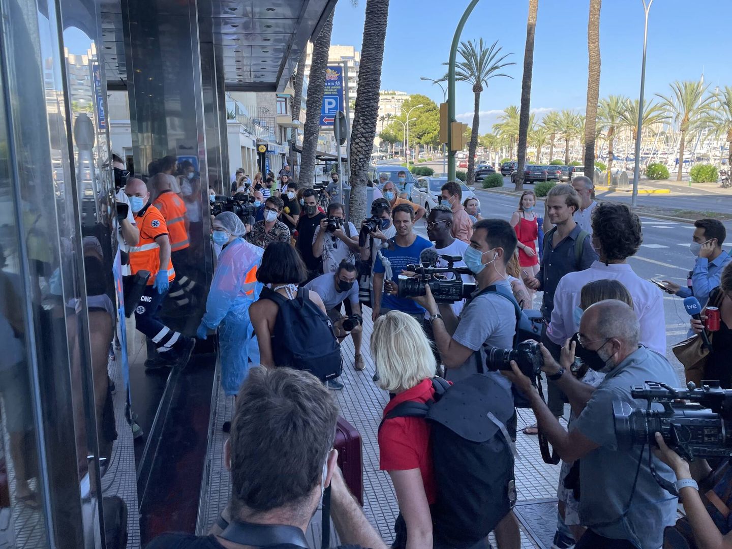 Presencia masiva de periodistas en la entrada del hotel Palma Bellver este miércoles. (D.B.)