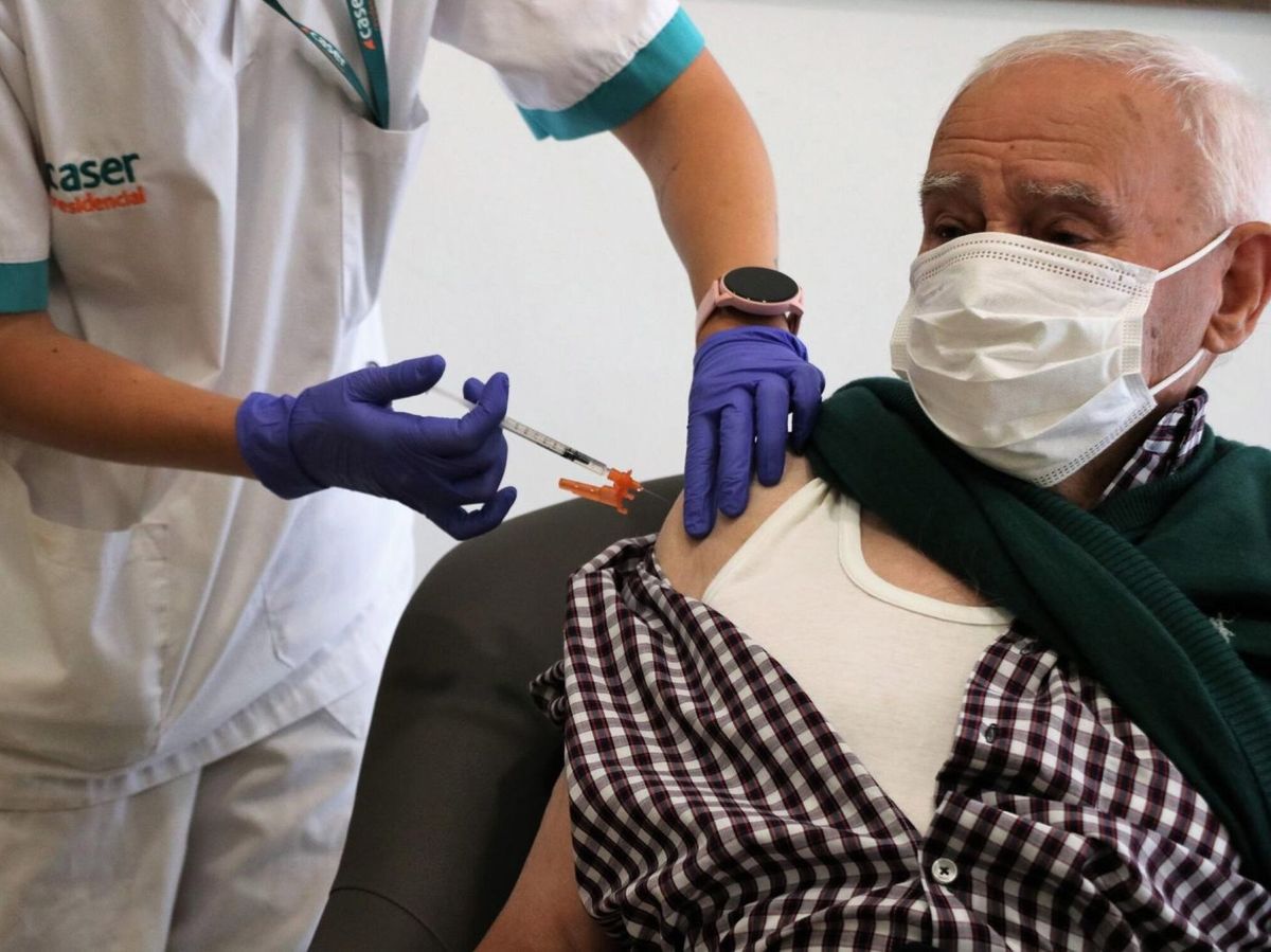 Foto: Un anciano recibe la tercera dosis de la vacuna de Pfizer en Gipuzkoa. (EFE)