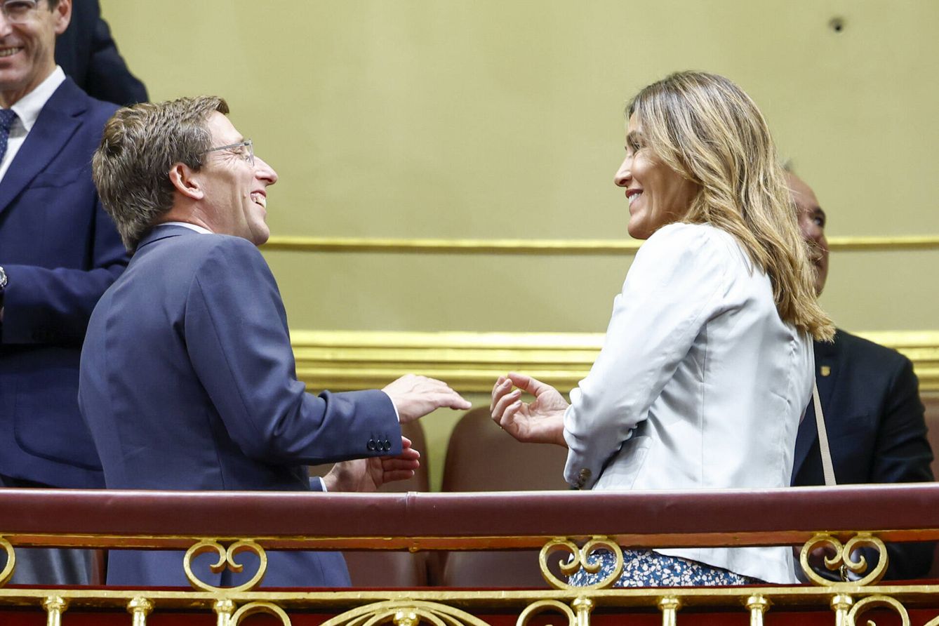 Cárdenas bromea con Almeida en el palco del Congreso. (Gtres)