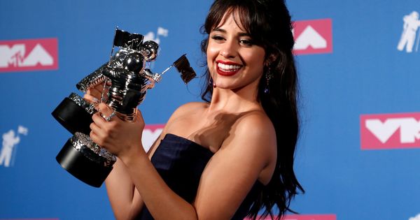 Foto: Camila Cabello posa con dos de los premios más importantes de la noche (Reuters)
