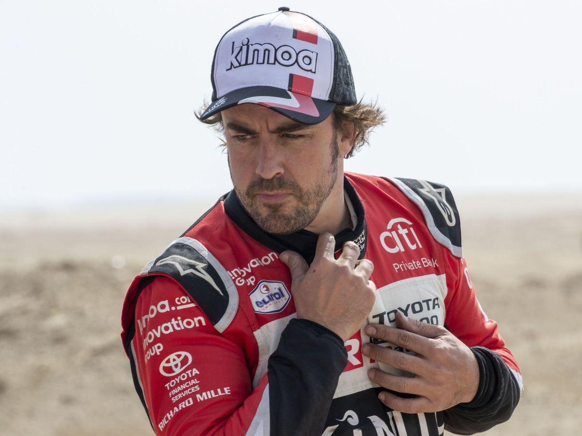 Foto: Fernando Alonso, al final de la penúltima etapa del Rally Dakar. (EFE)