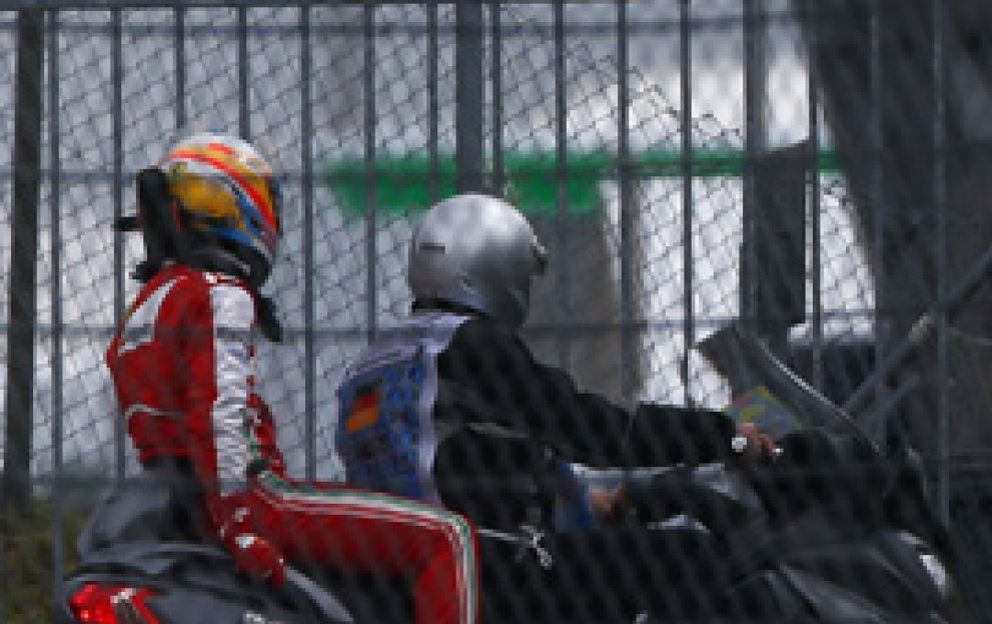Foto: Alonso y Ferrari tienen problemas en unos primeros libres con Mercedes intratable