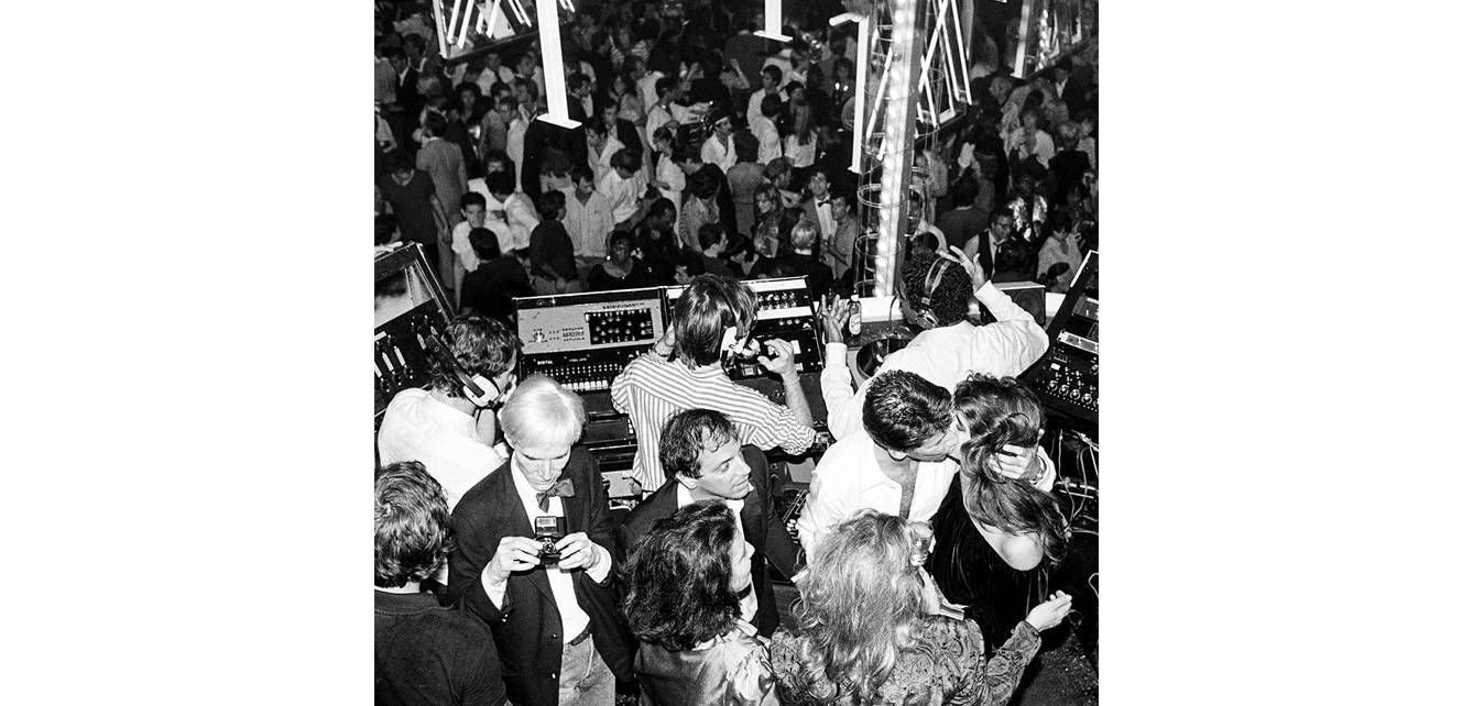 Andy Warhol en una fiesta de Calvin Klein en Studio 54, en 1978 (foto Hasse Persson).
