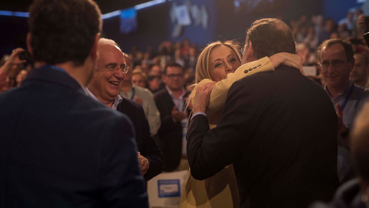 El presidente del Gobierno, Mariano Rajoy, saluda a Cristina Cifuentes. (EFE)