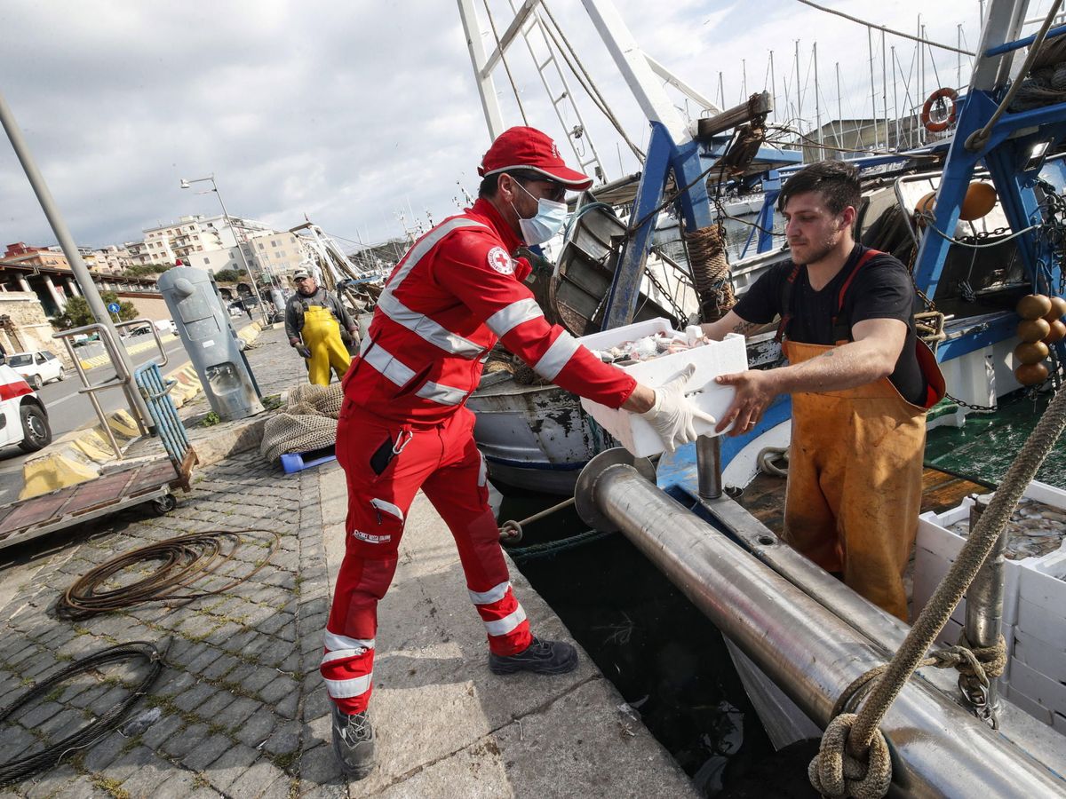 Foto: Trabajadores de la Cruz Roja italiana en Civitavecchia. (EFE)