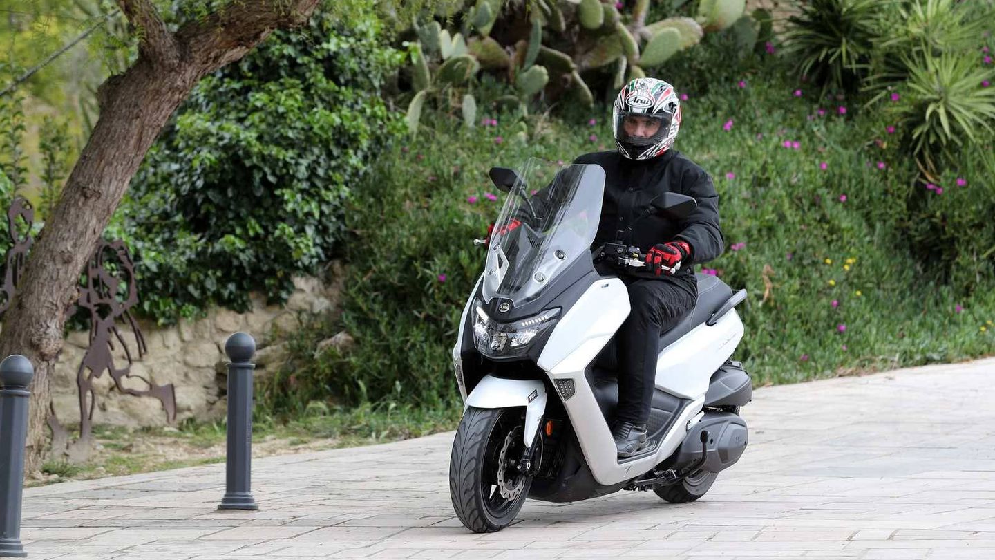 La Maxsym 400 representa un logrado equilibrio, un scooter confortable, seguro y potente.