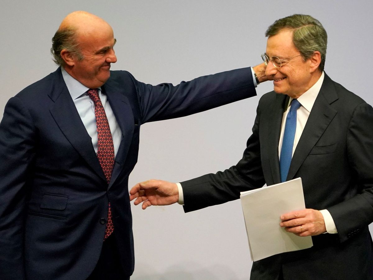 Foto: Luis de Guindos, vicepresidente del BCE, y Mario Draghi, primer ministro italiano y expresidente del BCE. (EFE/Ronald Wittek)