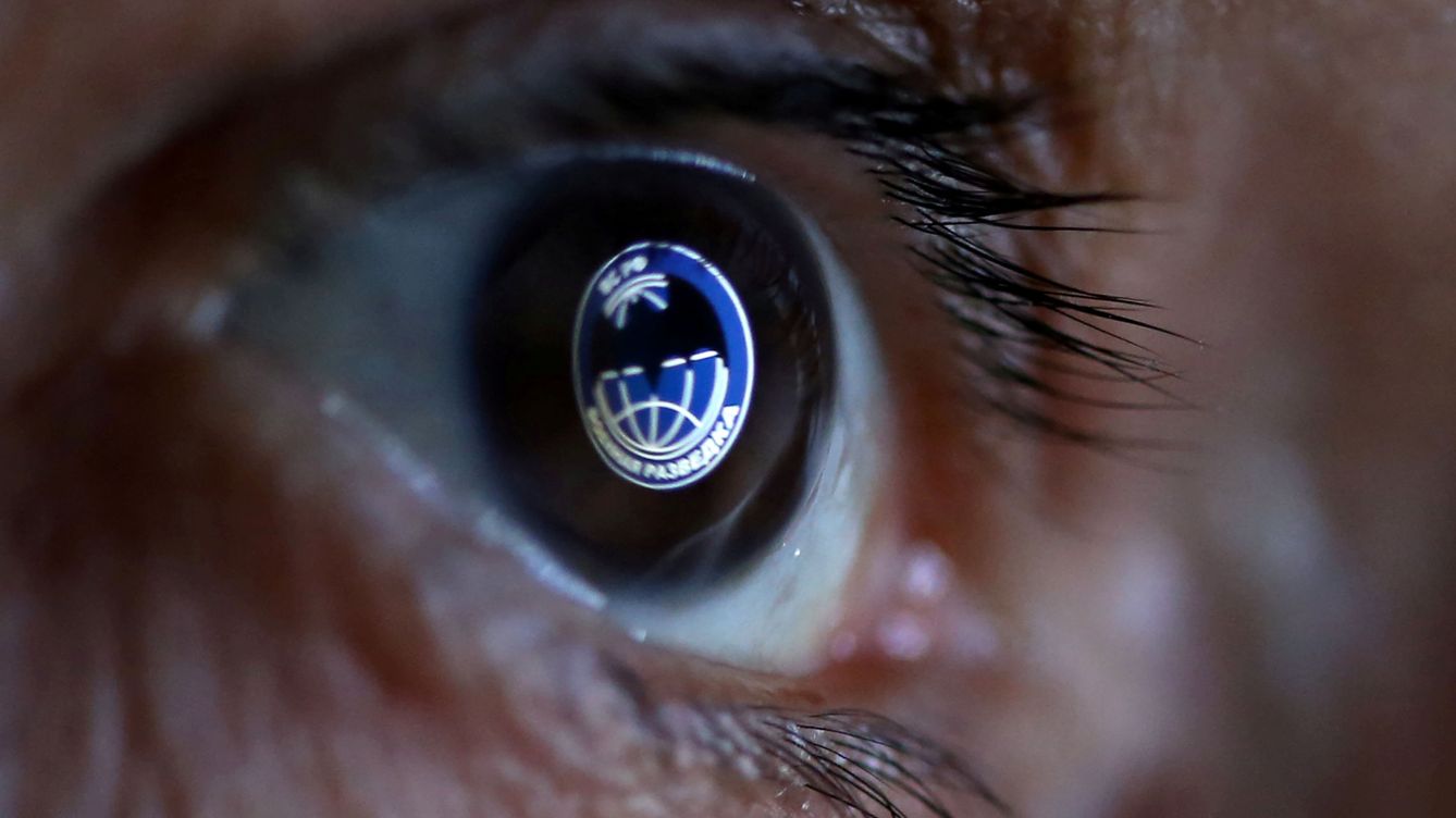 Foto: GRU, el logotipo de la Dirección Principal de Inteligencia de Rusia, se refleja en un ojo. (Reuters/Dado Ruvic)