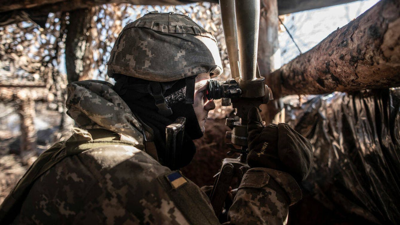 Foto: Un miembro del Ejército ucraniano utiliza un periscopio en la línea del frente, en Donetsk. (Getty/Manu Brabo)
