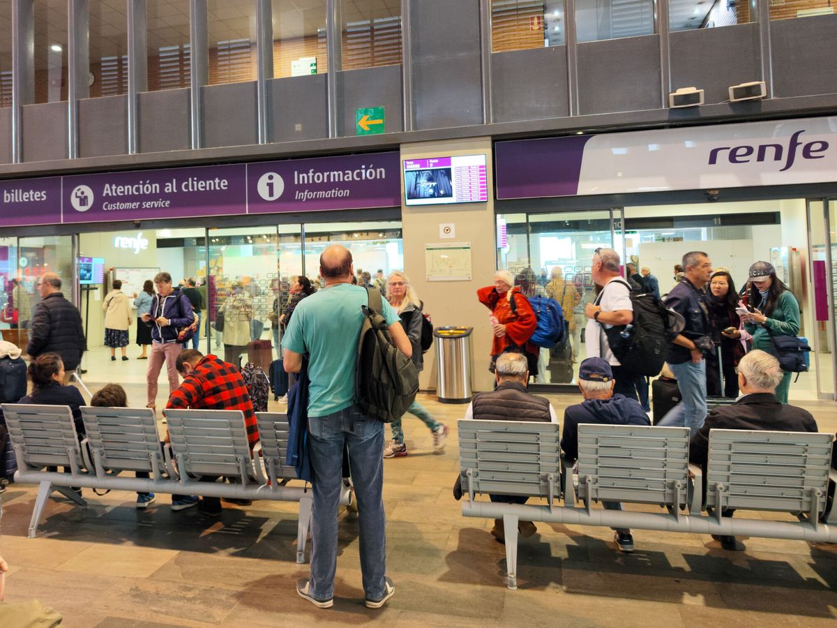 Foto: Renfe dejará pagar billetes de tren a plazos: requisitos y cómo financiar la compra (J. Olmo/Europa Press)