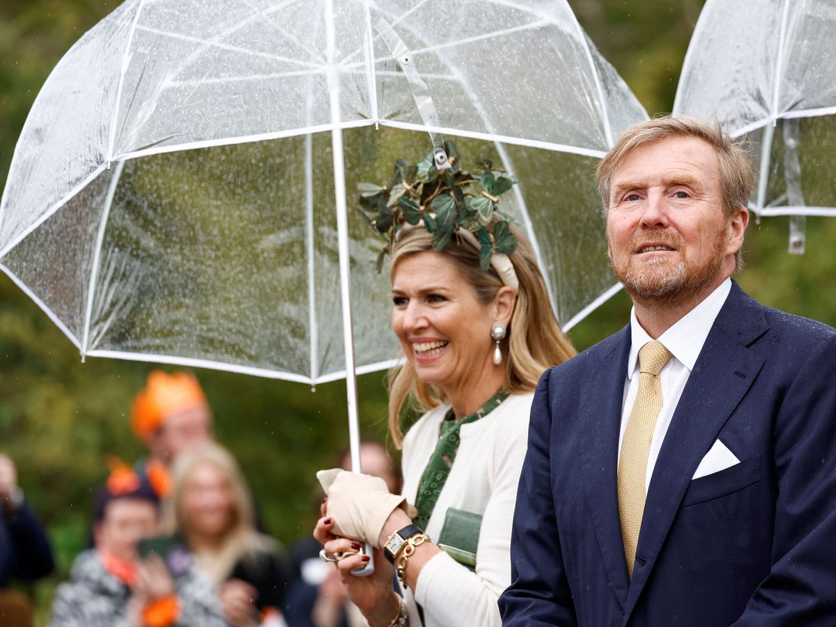 Foto: Los reyes de Holanda en la reciente celebración del Koningsdag. (Reuters/Piroschka van de Wouw)