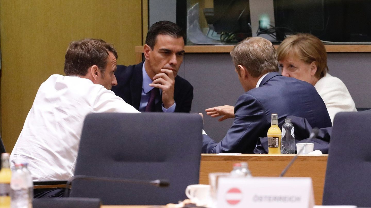 Pedro Sánchez, conversando con Angela Merkel y Emmanuel Macron en una cumbre. (EFE)