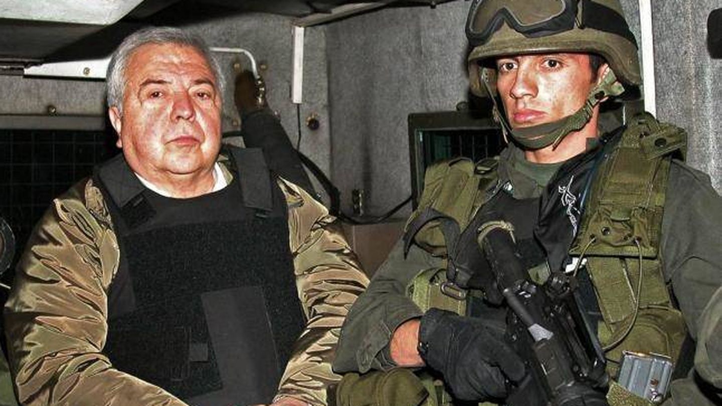 Gilberto Rodríguez durante su extradición a Estados Unidos en diciembre de 2004. 