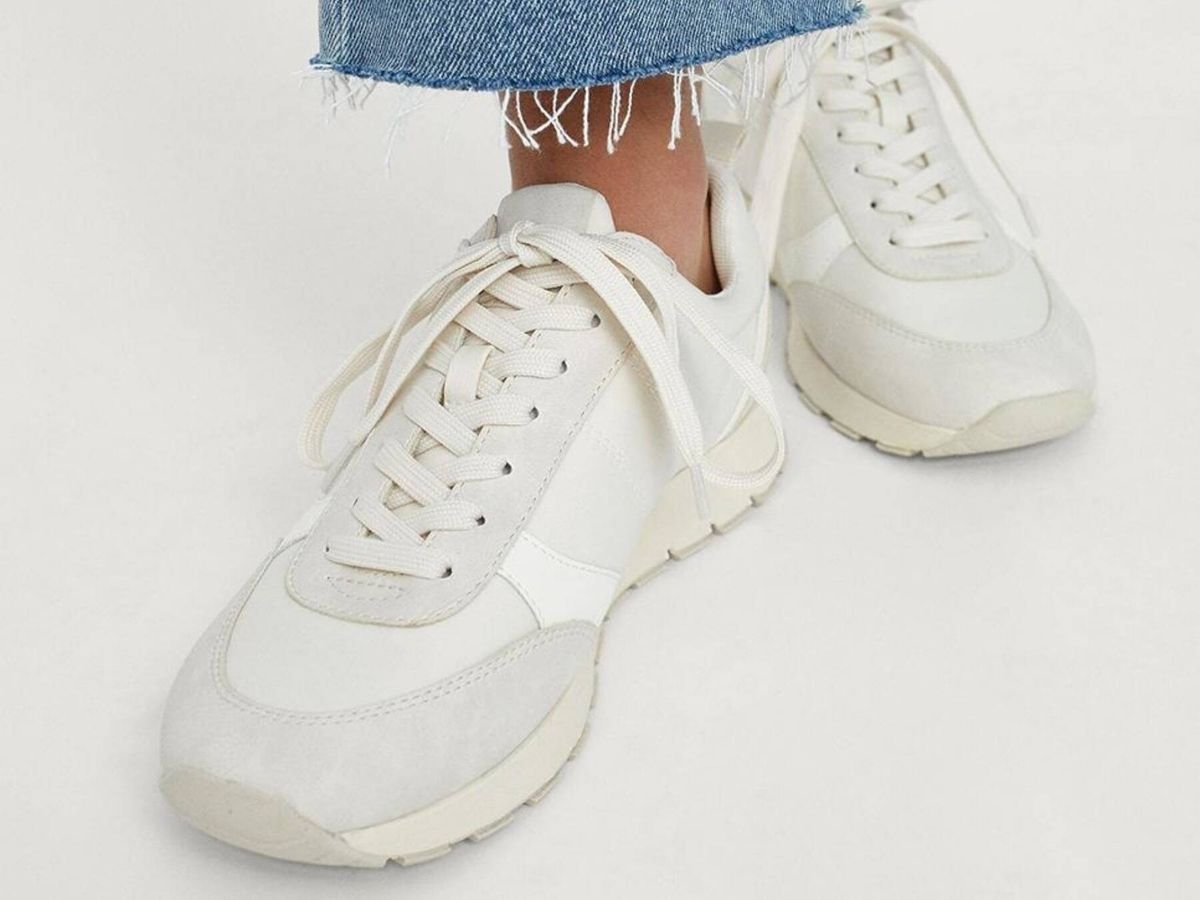 10 zapatillas blancas y clásicas que quieres para este otoño 2022