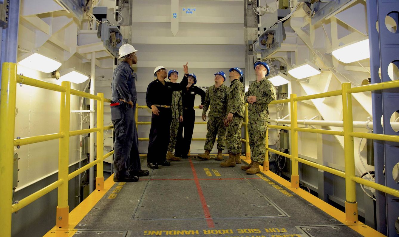 Uno de los ascensores de armas (que no funcionan) del USS Gerald R. Ford (US NAVY)