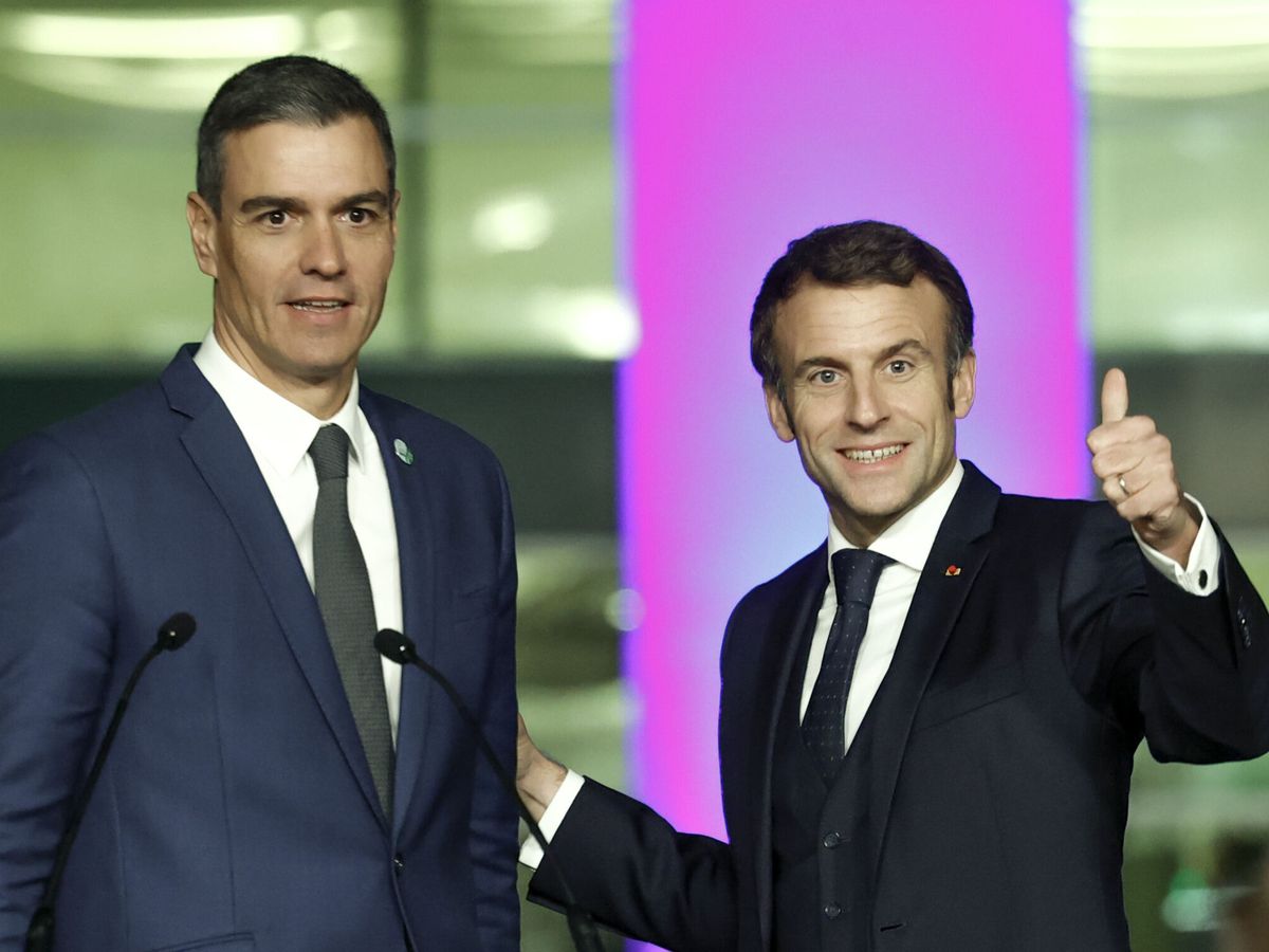 Foto: El presidente del Gobierno Español, Pedro Sánchez (i), y el de la República Francesa, Emmanuel Macron. (EFE/Biel Aliño)