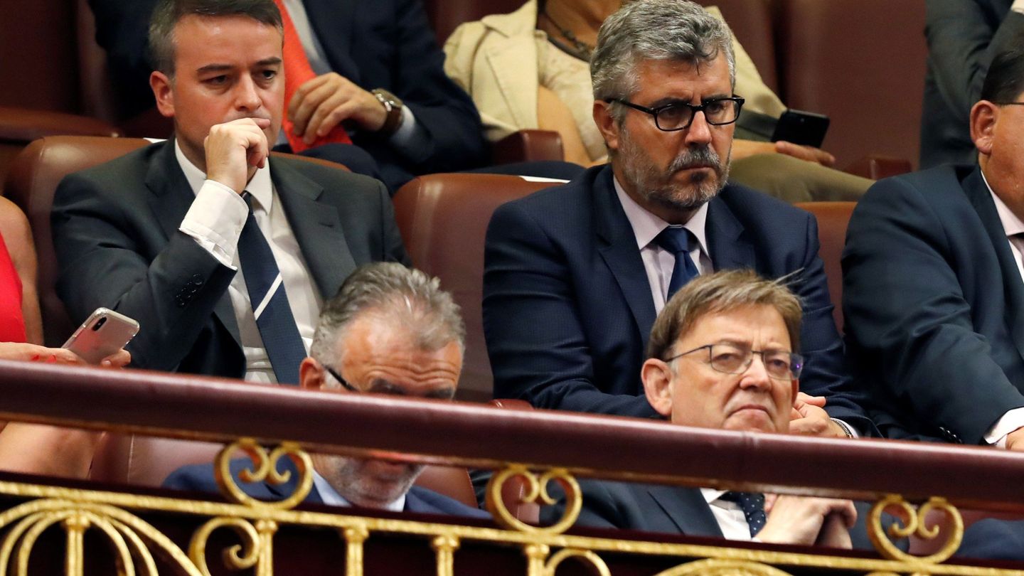 Iván Redondo, a la izquierda, en la tribuna del Congreso de los Diputados. (EFE)