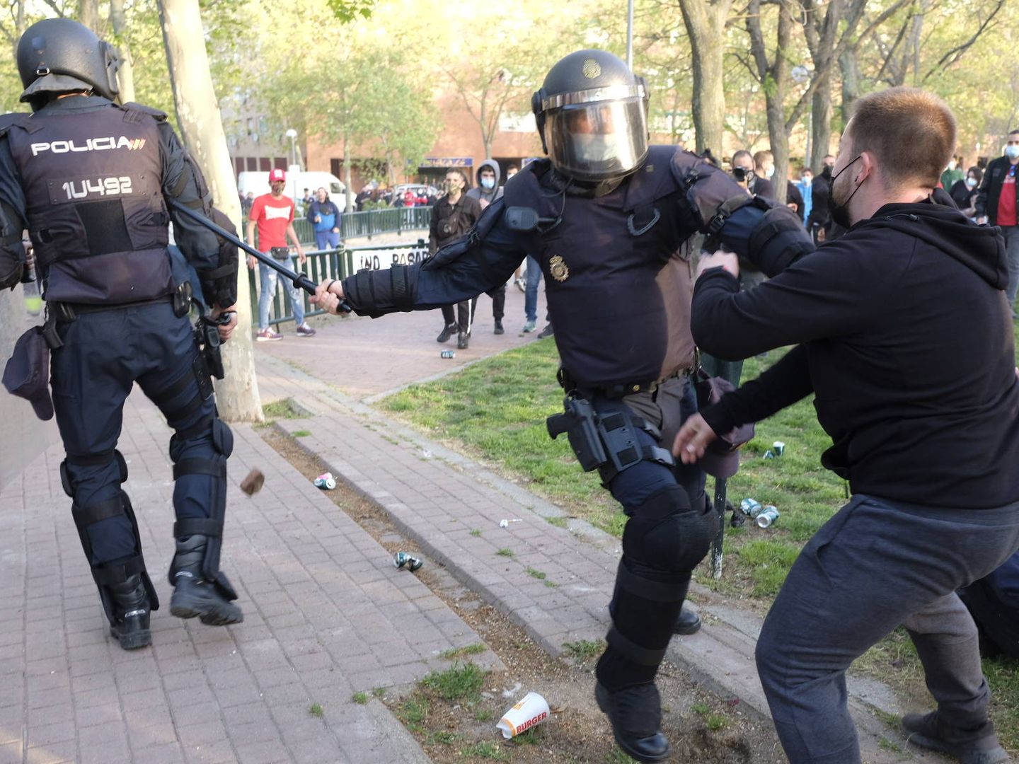 Un policía carga contra un manifestante. (Sergio Beleña)