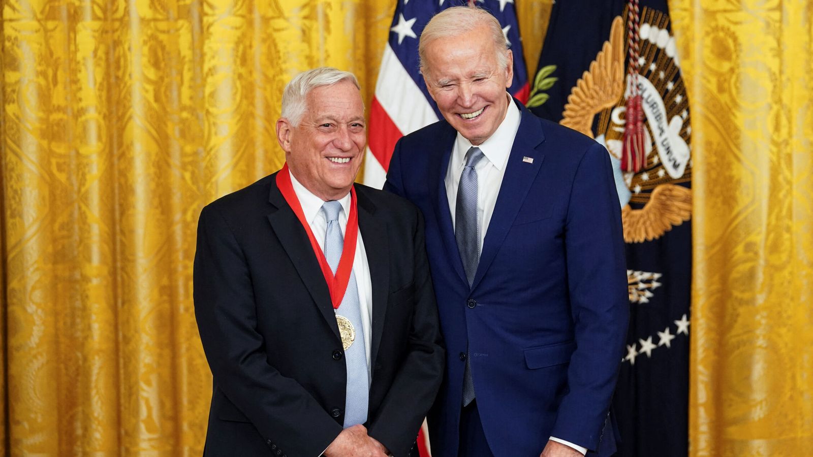 El escritor Walter Isaacson recibe de la mano del presidente de EEUU, Joe Biden, la Medalla Nacional de Humanidades. (Reuters)