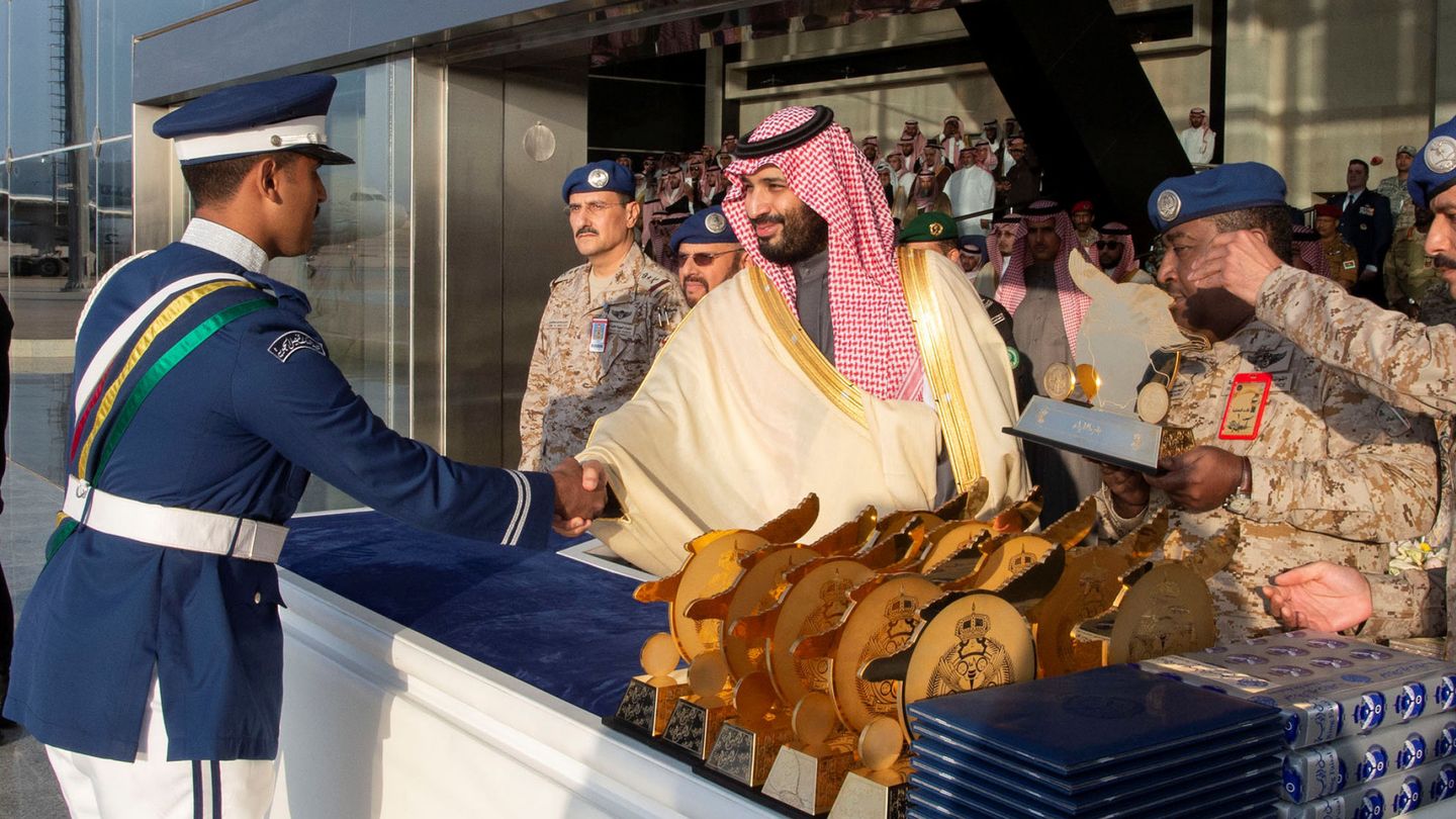 Mohamed bin Salman, en una ceremonia de graduación de la Academia Aérea Rey Faisal, en Riad. (Reuters)