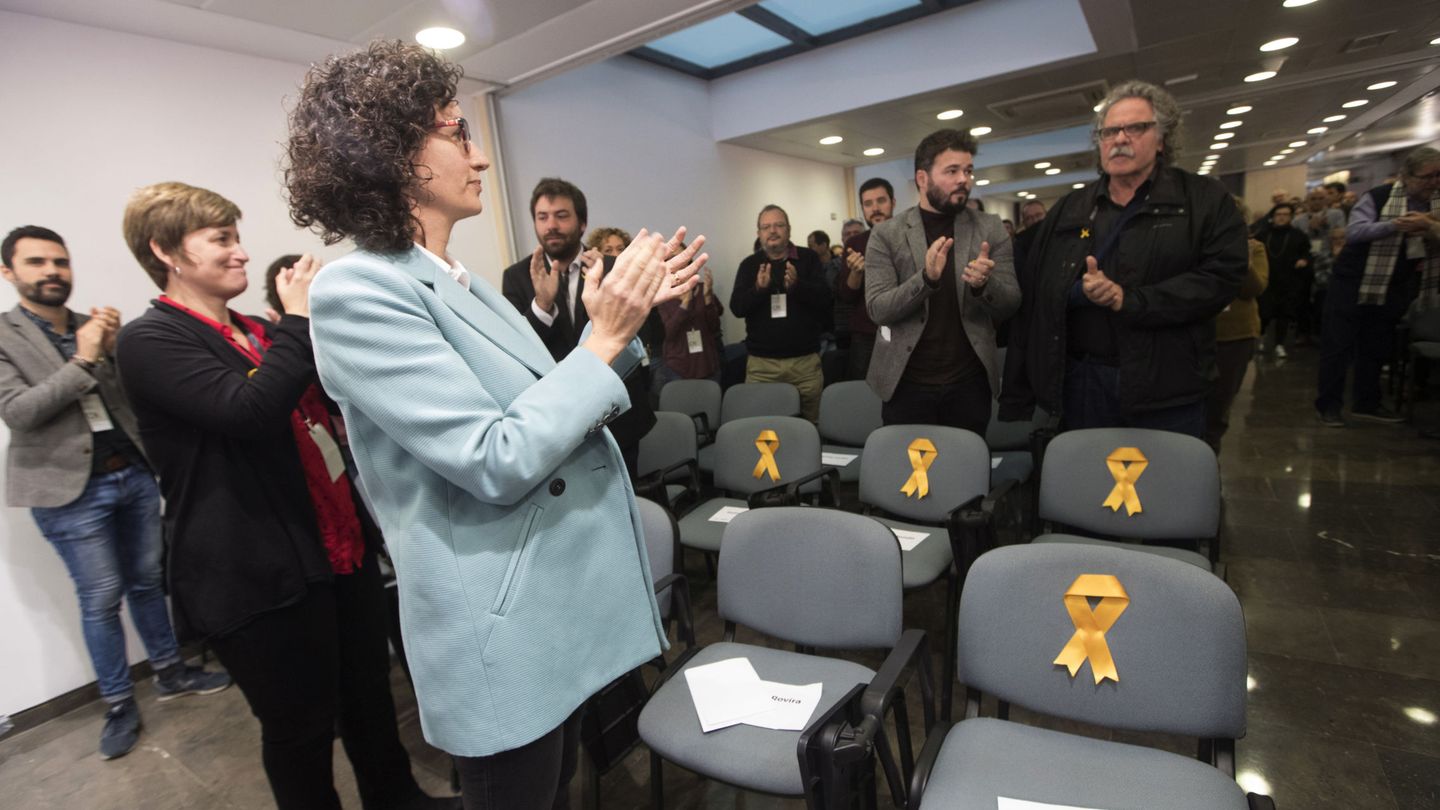 La secretaria general de ERC, Marta Rovira (delante) frente a las sillas con el lazo amarillo. (EFE)