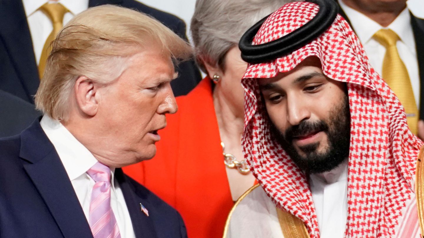 Donald Trump, junto al príncipe saudí Bin Salman. (Reuters)