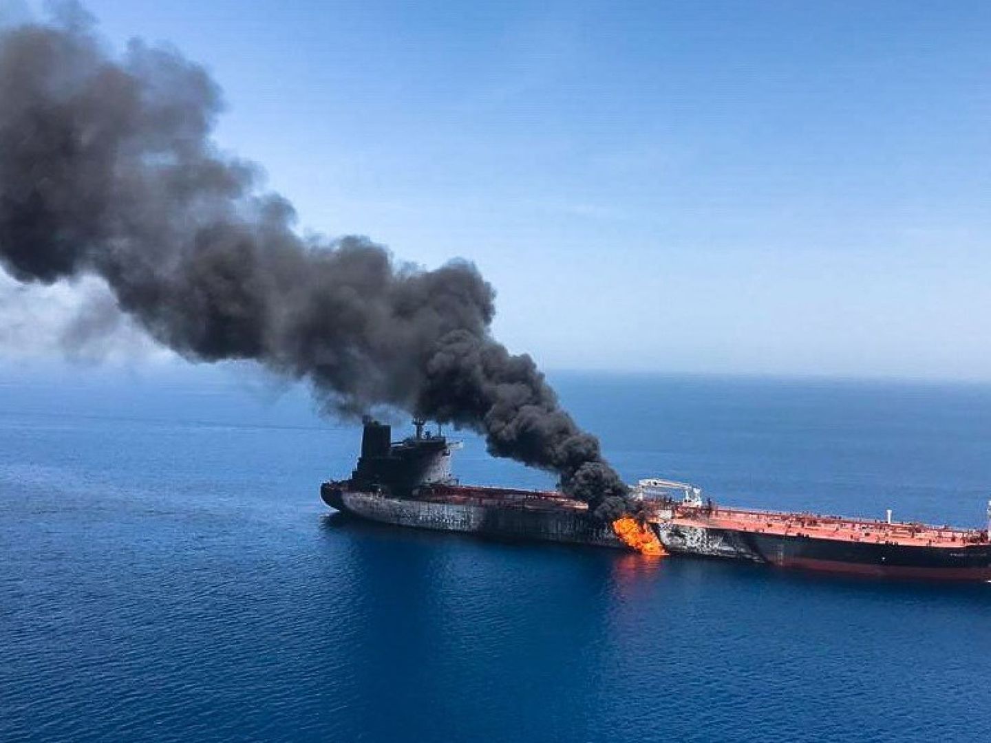 El buque petrolero noruego Front Altair en llamas, este jueves en el golfo de Omán (Omán).  (EFE)