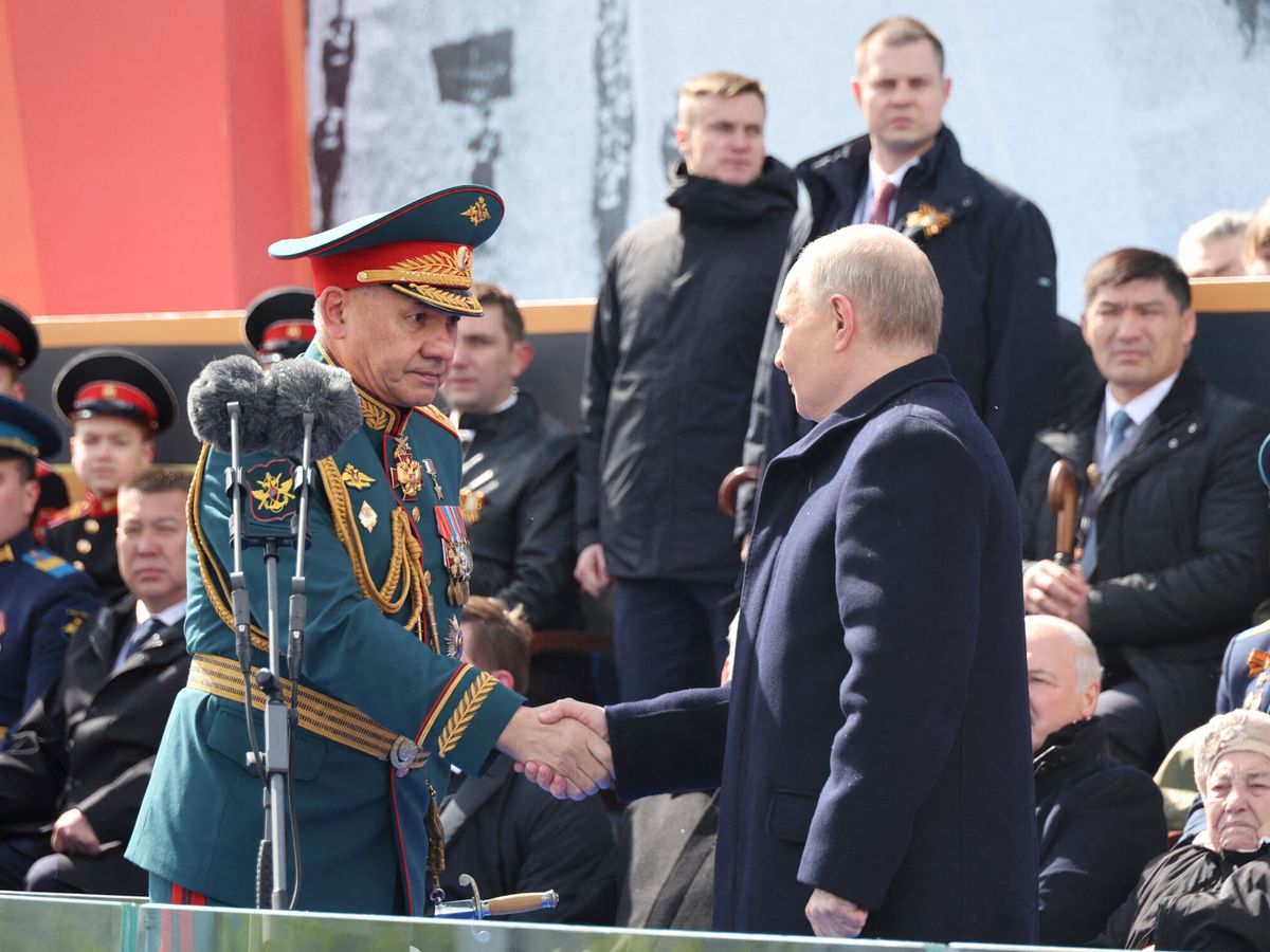 Foto: Vladímir Putin saluda a Sergéi Shoigú durante el desfile del Día de la Victoria. (Reuters/Sputnik/Mikhail Klimentyev)