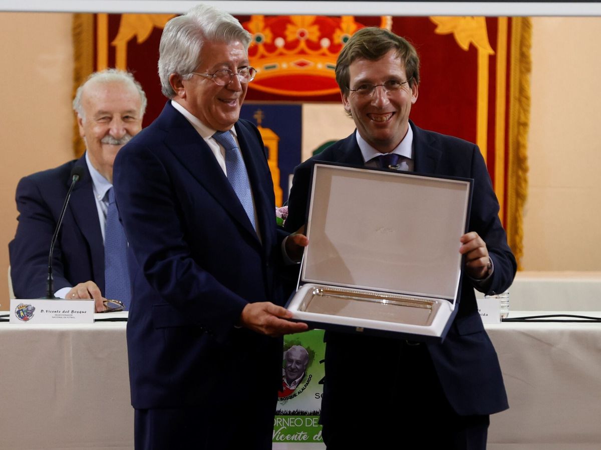 Foto: El presidente del Atlético de Madrid, Enrique Cerezo, entrega al alcalde de Madrid, José Luis Martínez Almeida. (Efe)