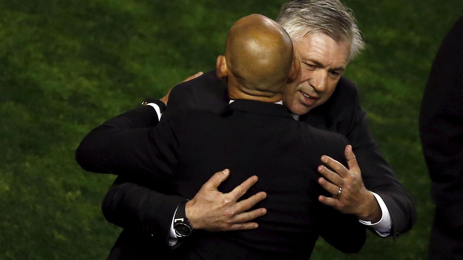 Foto: Ancelotti abraza a Paco Jémez antes del partido ante el Rayo Vallecano (Reuters).