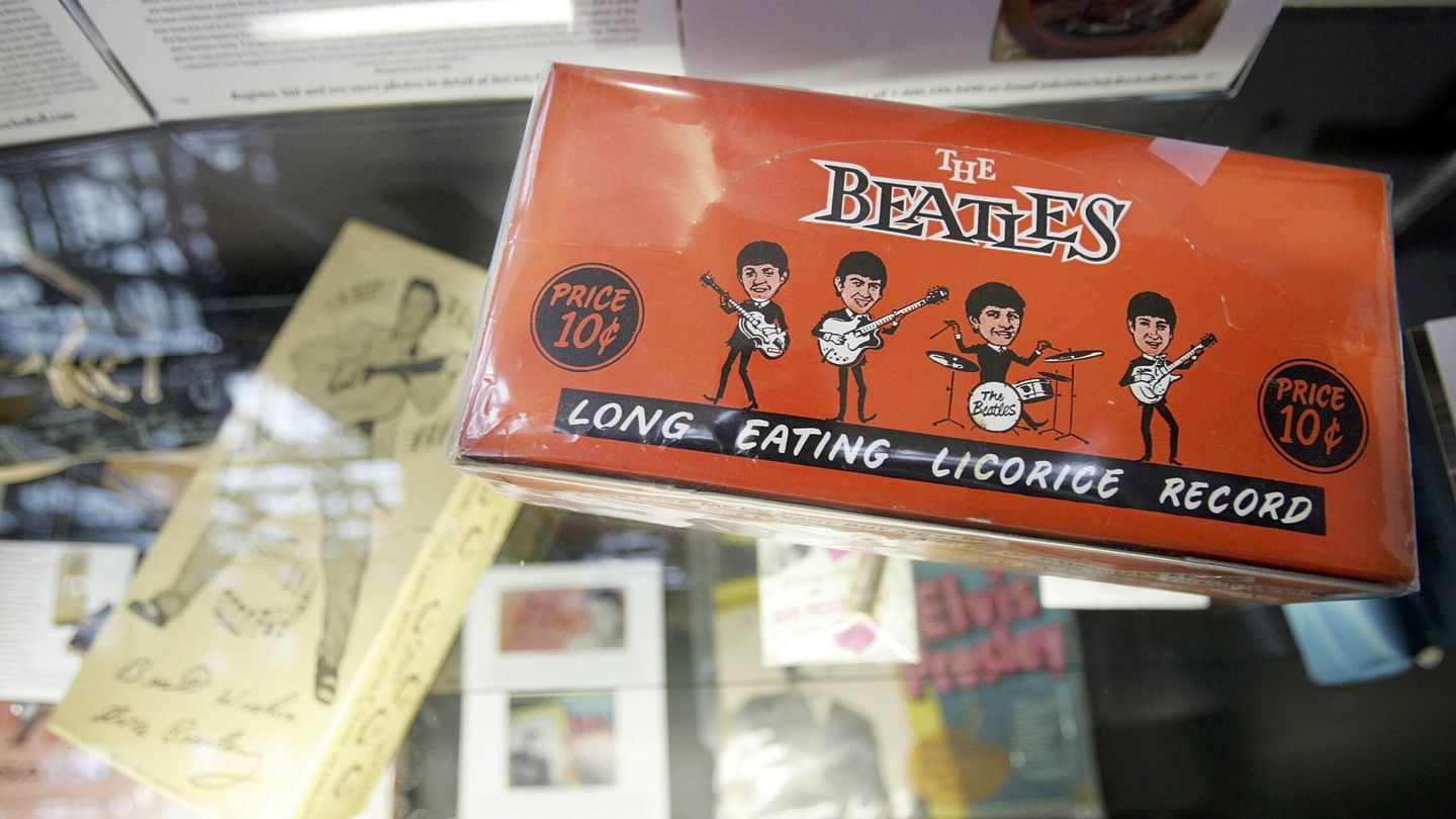 Objetos de coleccionista de los Beatles y de Elvis. (Getty)
