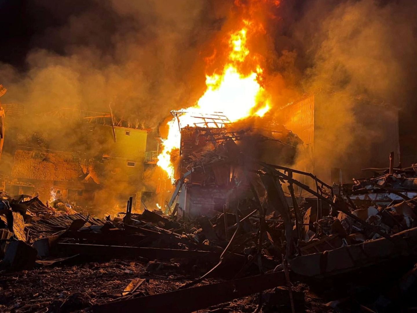Una imagen del centro tras la caída del misil en Odesa. (Servicio de prensa de las Fuerzas Armadas de Ucrania/ Reuters)