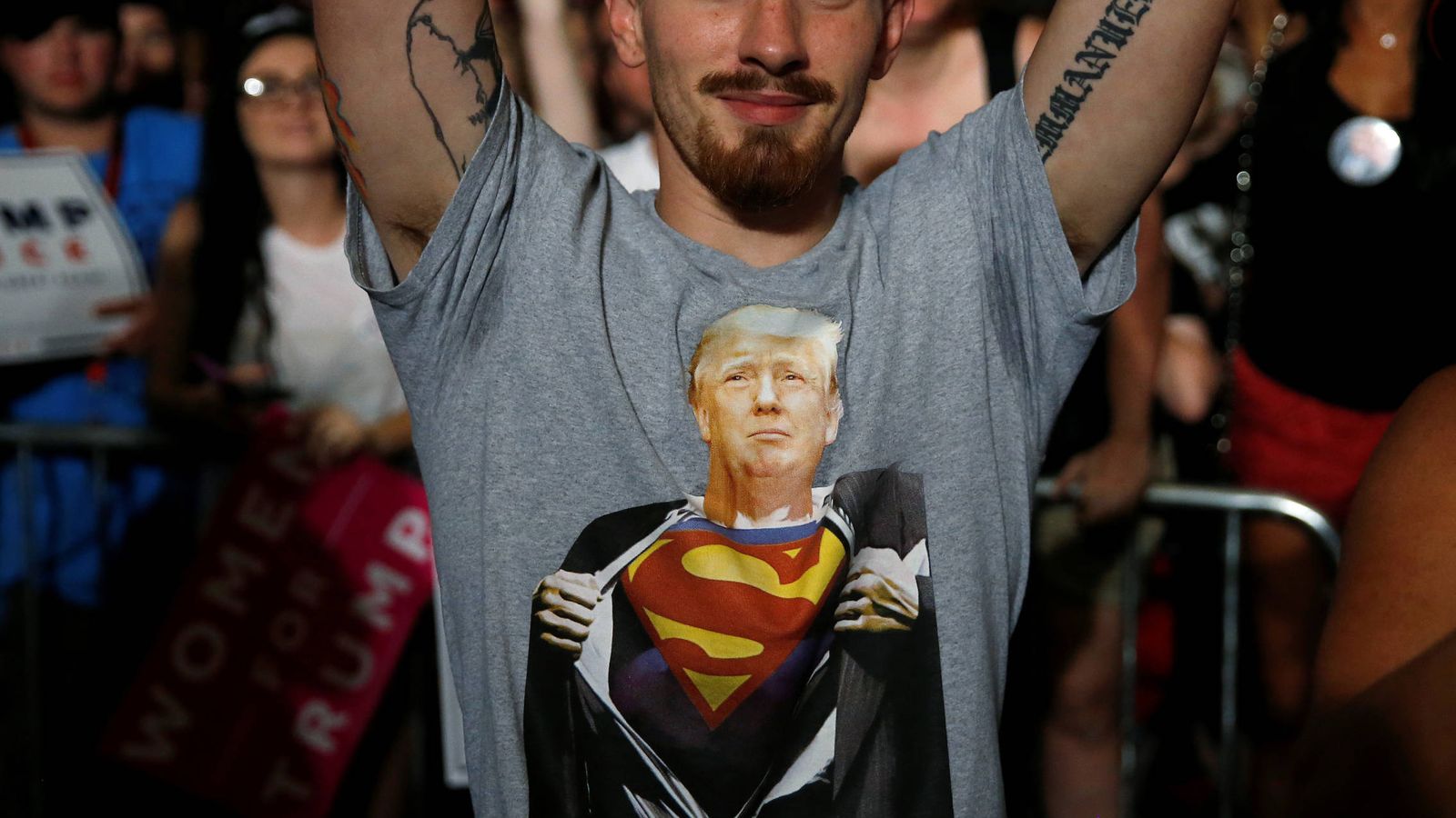 Foto: Un simpatizante de Donald Trump durante un mitin de campaña en Pensacola, Florida (Reuters).