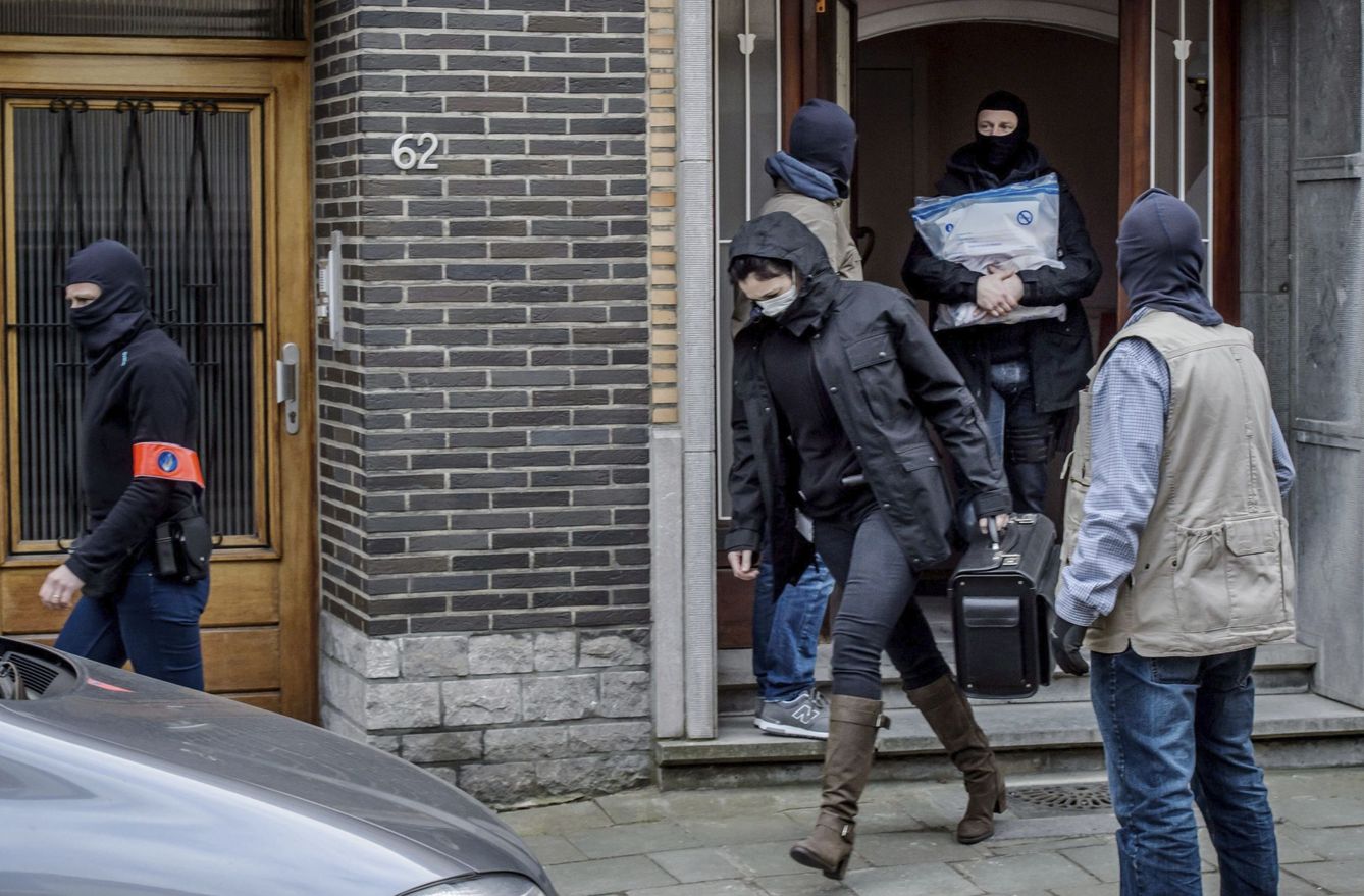 Agentes belgas durante una redada en Anderlecht tras los ataques. (EFE)