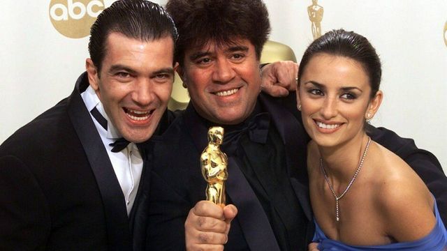 Antonio Banderas, Pedro Almodóvar y Penélope Cruz, en los Oscar del 2000. (Reuters)