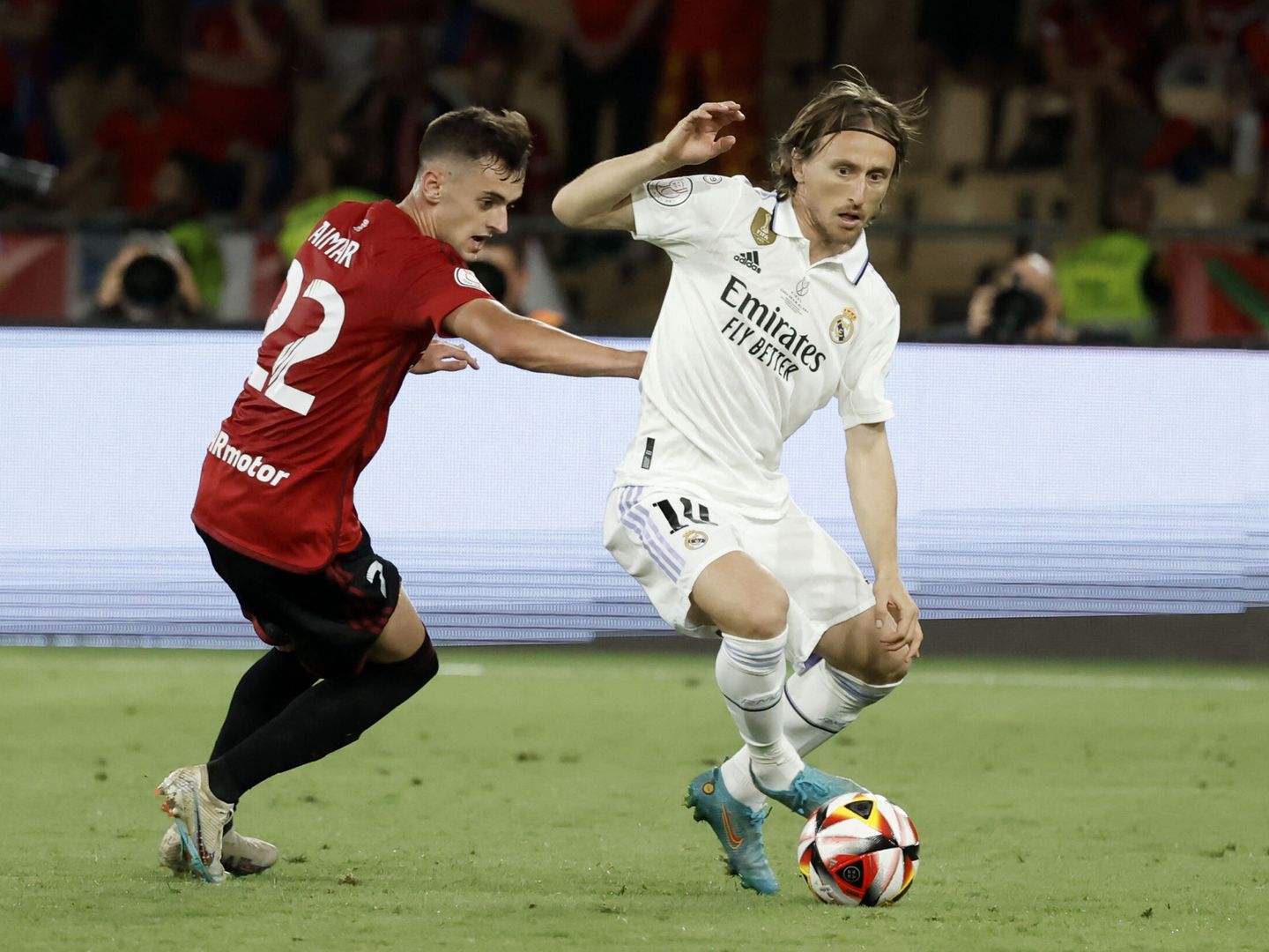 Modric disputa un balón a Aimar Oroz en la final de la Copa del Rey. (Reuters/Jon Nazca)
