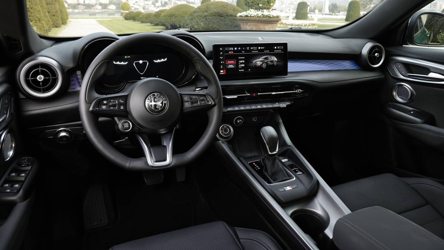 El interior se orienta al conductor, y destacan sus grandes levas o sus pantallas.