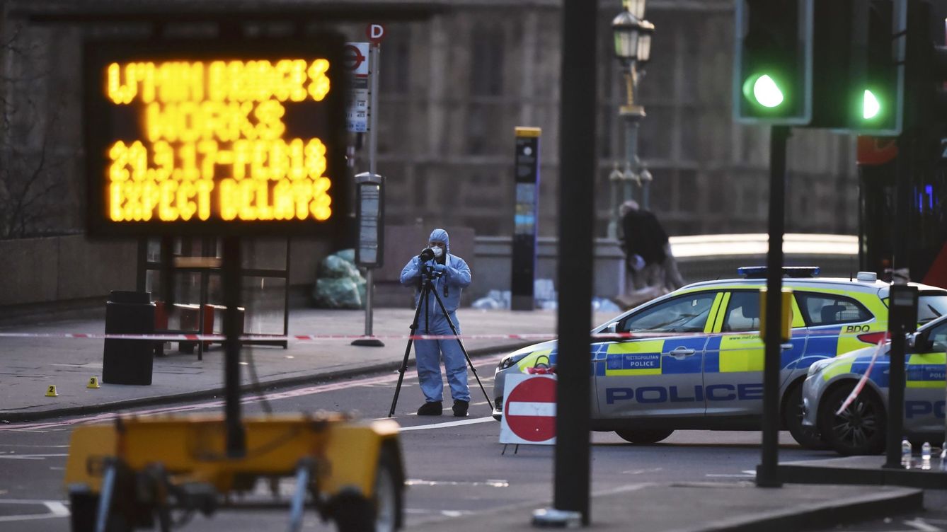 Foto: Oficiales de policía trabajan en el lugar del atentado en Westminster. (Reuters)