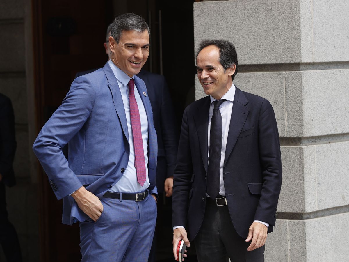 Foto: El presidente del Gobierno, Pedro Sánchez (i), y el secretario de Estado de Comunicación, Francesc Vallès. (EFE/Mariscal)