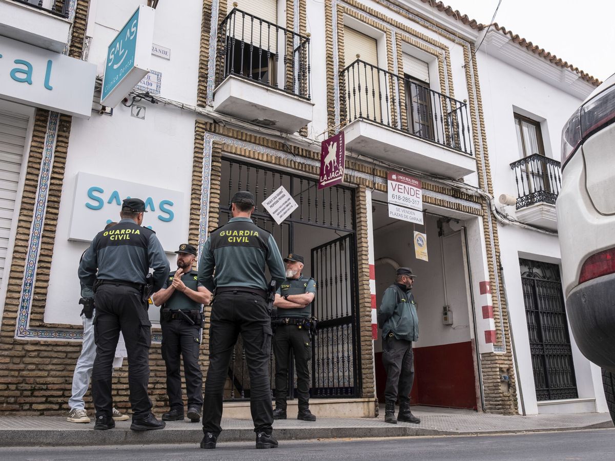 Foto: Vista de agentes de la Guardia Civil en Huelva. (EFE/Julián Pérez)