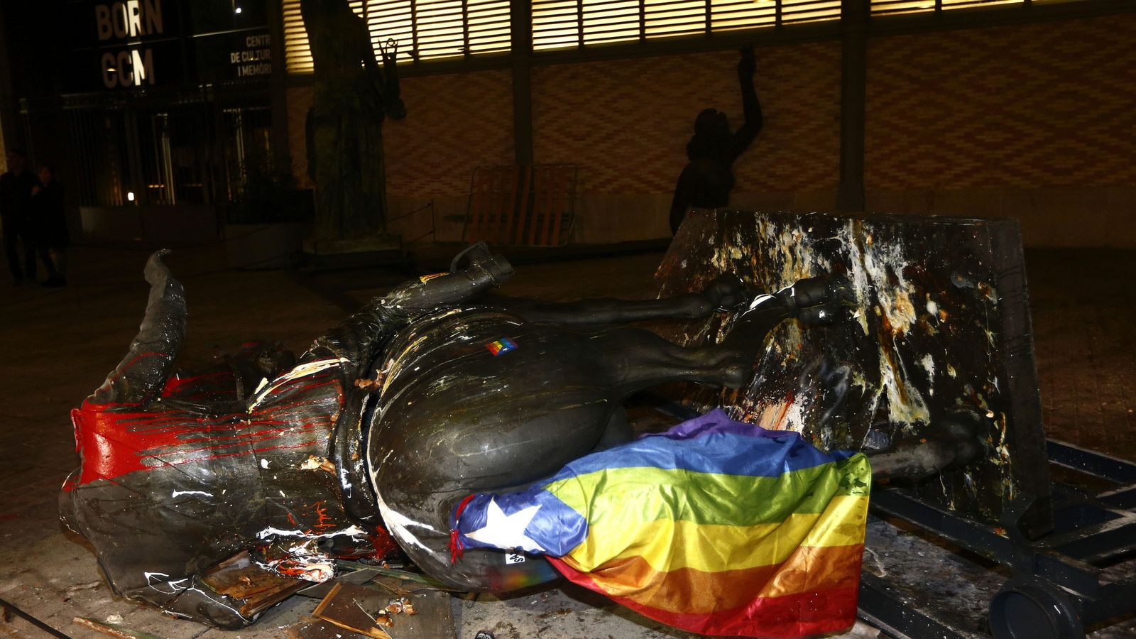 Foto: Tumban la polémica estatua ecuestre de Francisco Franco decapitado. (EFE)