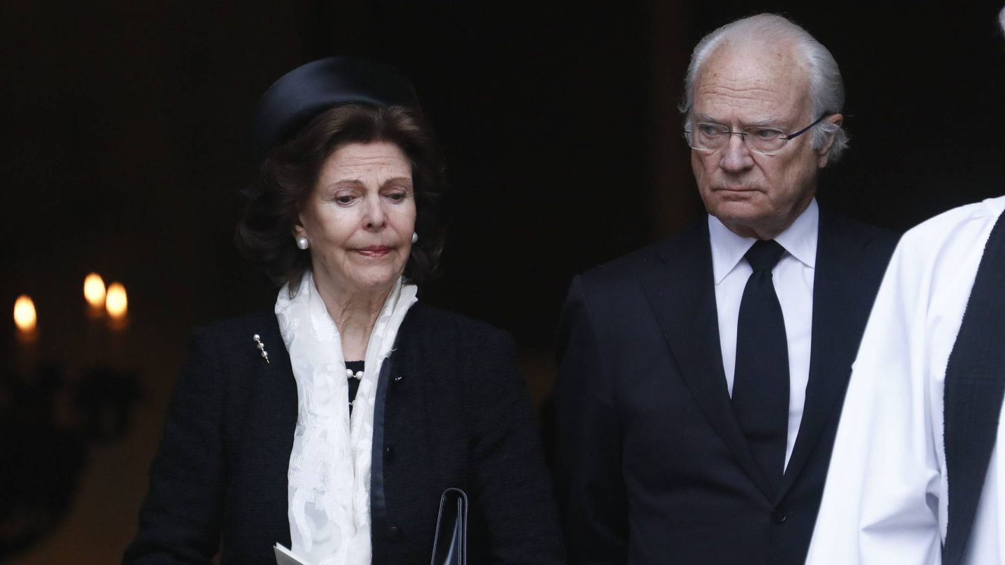 Los reyes Silvia y Carlos Gustavo en el funeral de Dagmar von Arbin. (Cordon Press)