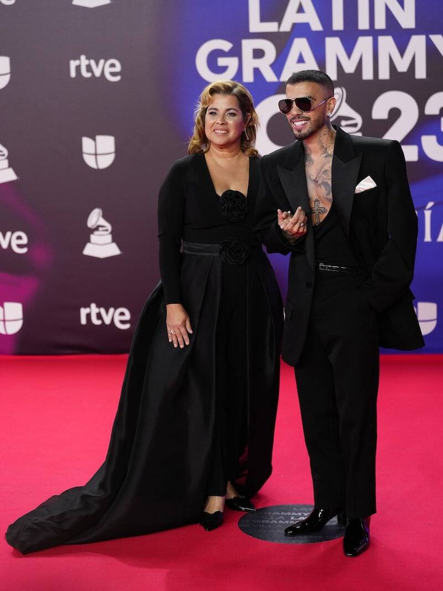 Rauw Alejandro junto a su madre en los premios Latin Grammy 2023. (Limited Pictures)