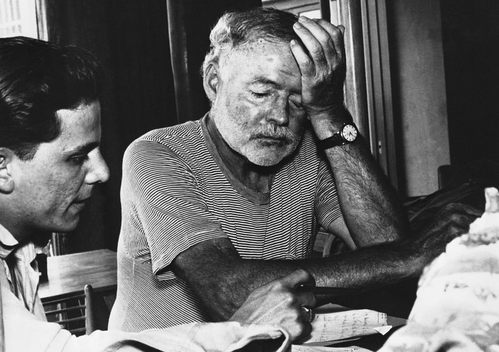 Foto: Ernest Hemingway charla en 1956 con un periodista. A juzgar por su expresión, estaba de resaca. (Bettmann/Corbis)