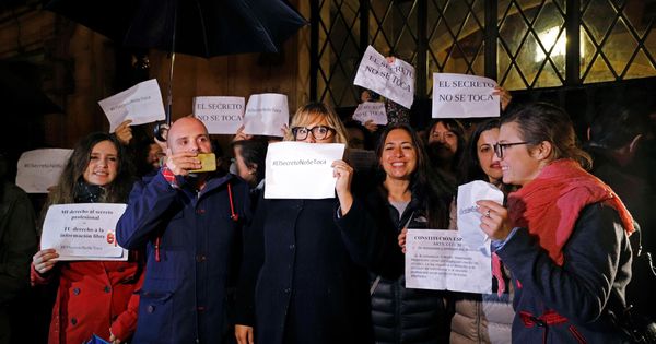 Foto: Asistentes a la concentración conjunta en defensa del derecho al secreto profesional que ha sido convocada por el sindicato y la asociación de periodistas de Baleares. (EFE)
