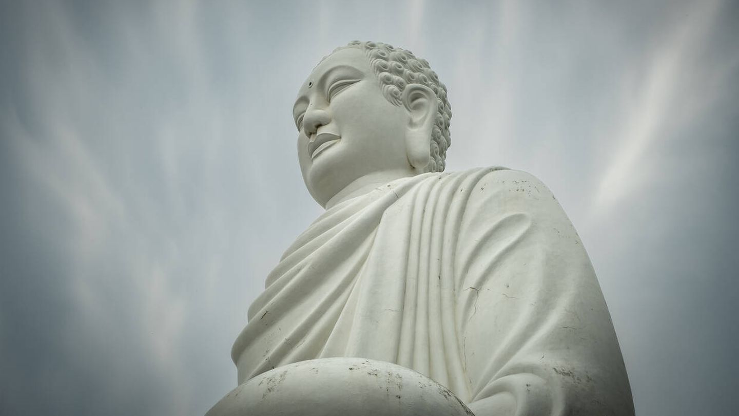 Estatua del Gran Buda en la pagoda Long Son en Nha Trang, Vietnam