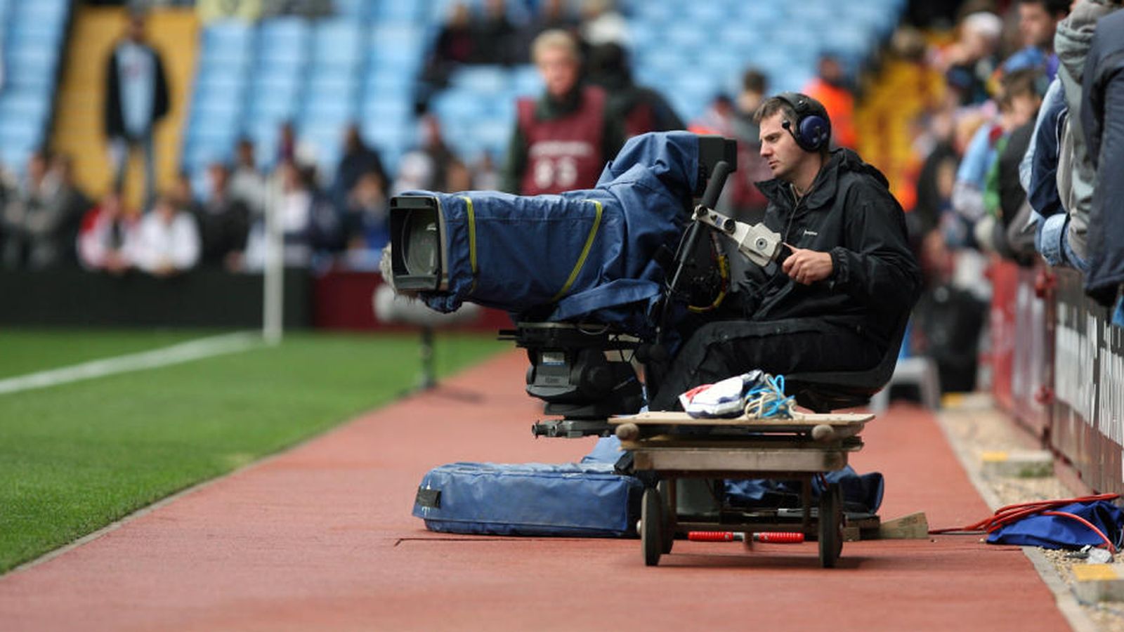 Foto: Un cámara de televisión, durante la retrasmisión de un partido de fútbol. (EFE)