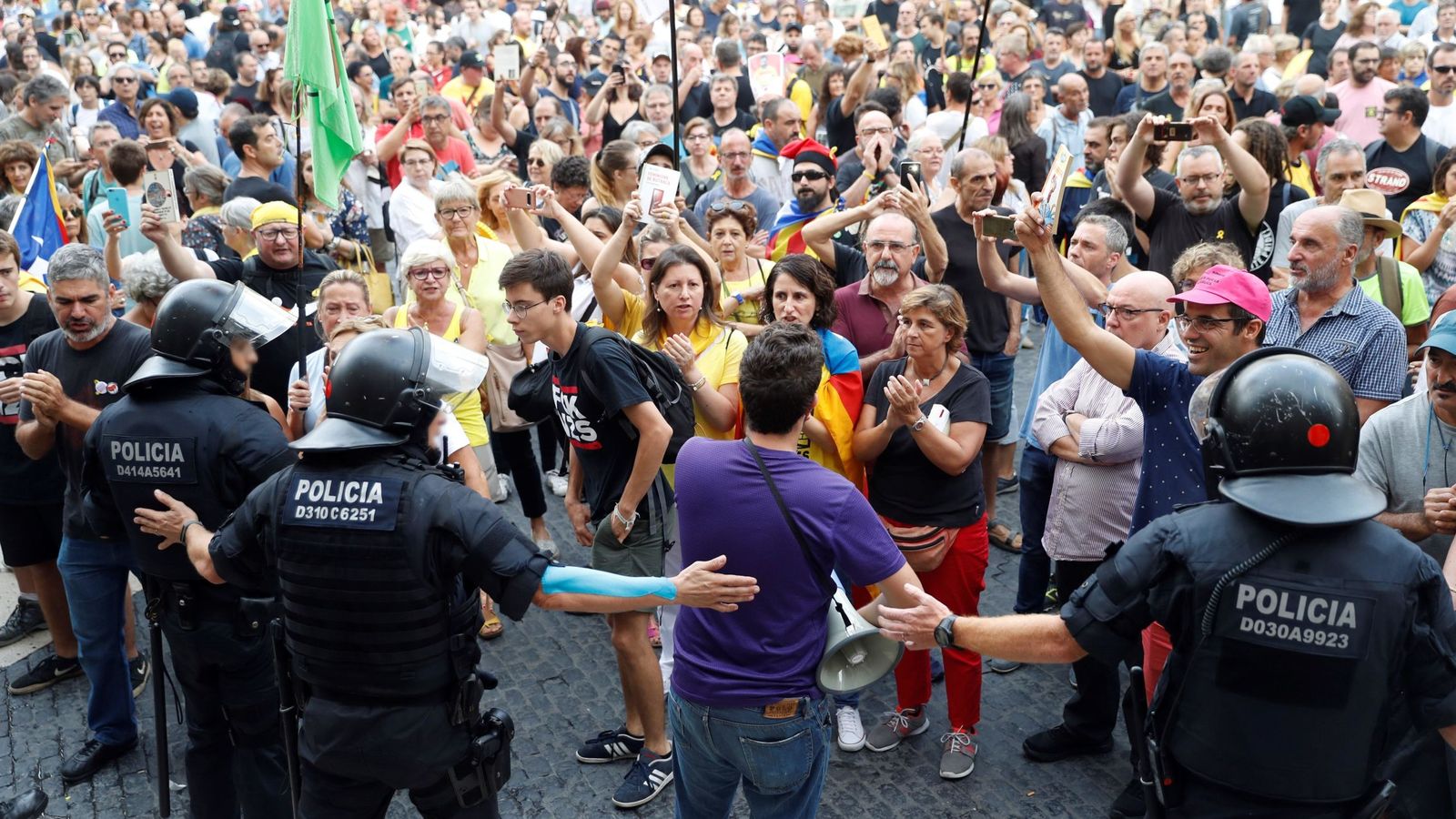Foto: Grupo de soberanistas se concentraron el domingo en la plaza Sant Jaume donde la asociación Hablamos Español habia convocado otra manifestación "contra la imposición lingüística". (EFE)