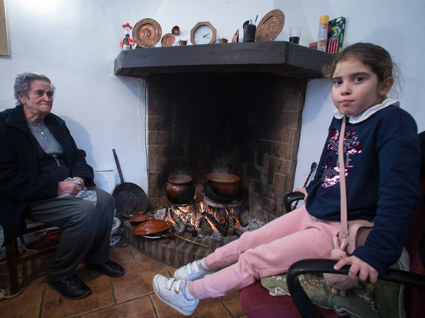 Pepa, junto a una bisnieta en el salón de su casa, donde come con su familia los domingos. (Fernando Ruso)